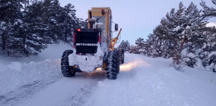 B�Y�K�EH�R KAR VE T�P�YE KAR�I SEFERBER: KIRSALDA 187 YOL A�ILDI, MERKEZDE GECE BOYU TUZLAMA