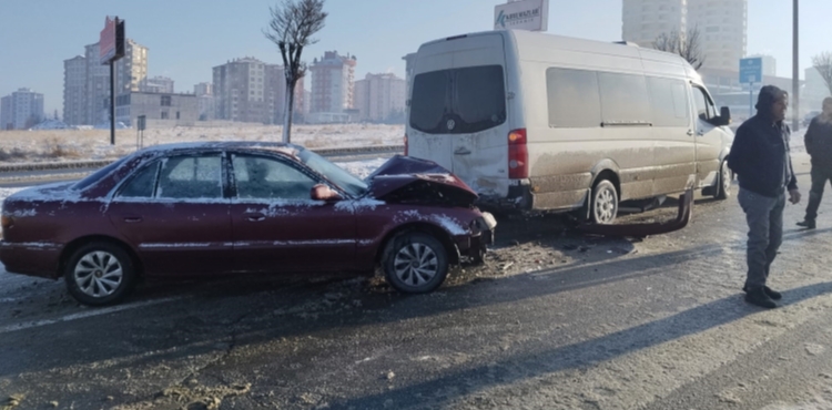 Kayseri'de 14 ara�l�k zincirleme kaza