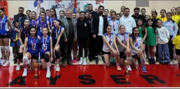 Midi K�zlar�da �ampiyon Kayseri Voleybol Spor Kul�b� A tak�m� oldu 