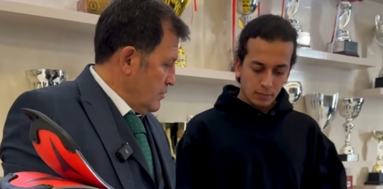 �l M�d�r� Kabakc�'dan kayak sporcusuna malzeme deste�i 