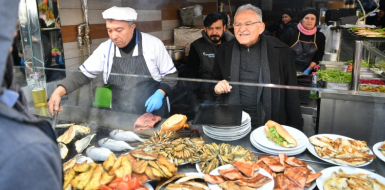 BA�KAN B�Y�KKILIǒTAN S�VAS CADDESݒNDE ESNAF VE VATANDA�LARLA �TATLI� BULU�MA