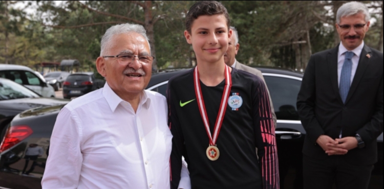 B�Y�K�EH�R, 2025 YILINDA 842 B�N SPORSEVER� BULU�TURDU: SPORUN MERKEZ� KAYSER�