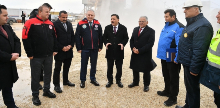 Vali �i�ek ve Ba�kan B�y�kk�l��, Elmal� Jeotermal Kaynakl� Sera OTB�yi inceledi