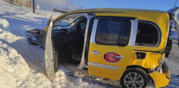 Kayseri�de minib�s ile ticari taksi �arp��t�: 1�i a��r 16 yaral�