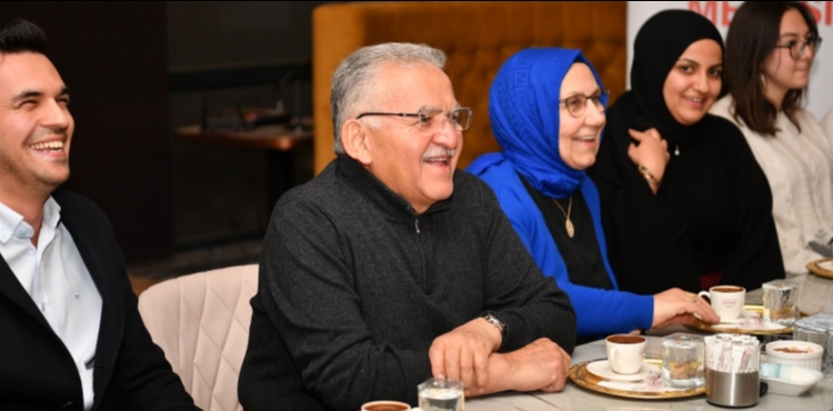 BA�KAN B�Y�KKILIǒTAN GEN�LERLE �AY, KAHVE E�L���NDE SAM�M� SOHBET