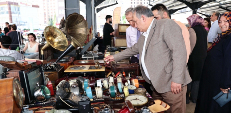 ANT�KACILAR, YEN� YILDA DA KEND� YER�NDE KEND� G�N�NDE