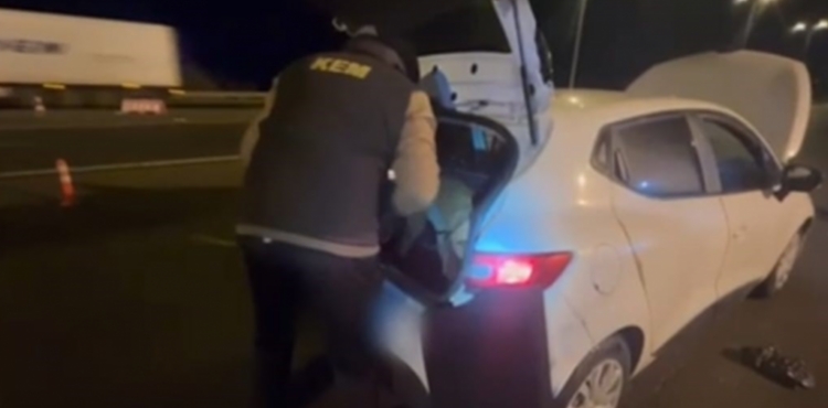 Kayseri'de otomobil koltuk ba�l���na gizlenmi� uyu�turucu ele ge�irildi