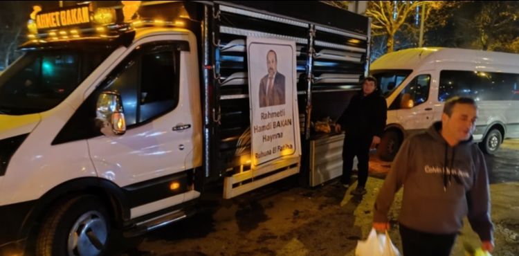 Vefat eden babas�n�n hayr�na 30 ton mandalina ile �orba da��tt� 