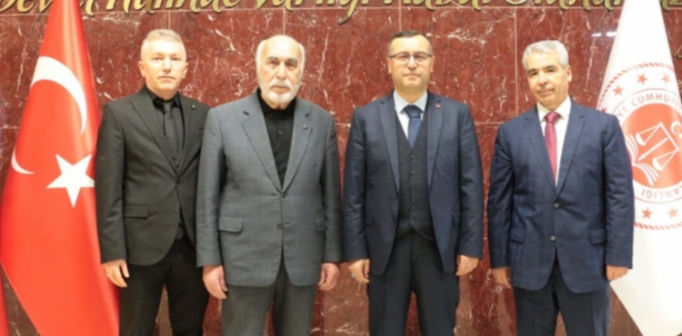 Kayseri Cumhuriyet Ba�savc�s� Korkmaz�dan Karamustafao�lu�na te�ekk�r plaketi