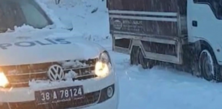 Kayseri polisi kar ve tipide mahsur kalan 3 ki�iyi kurtard�