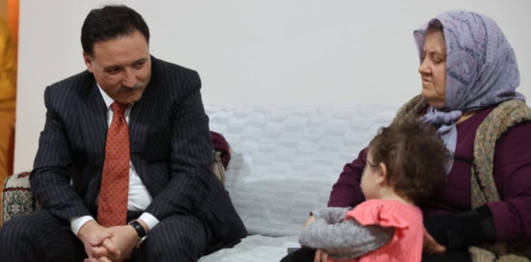 Vali �i�ek, Talas�ta hane ziyaretleri ger�ekle�tirdi