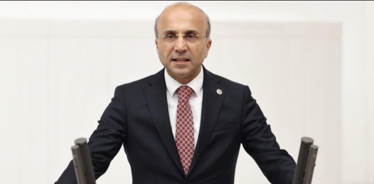 CHP�li A�k�n Gen�: Kentin ger�ek sorunlar� yerinde duruyor, tabelalar de�i�iyor