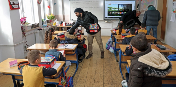 BA�KAN YAL�IN'DAN KI� G�N�NDE Y�REK ISITAN DESTEK