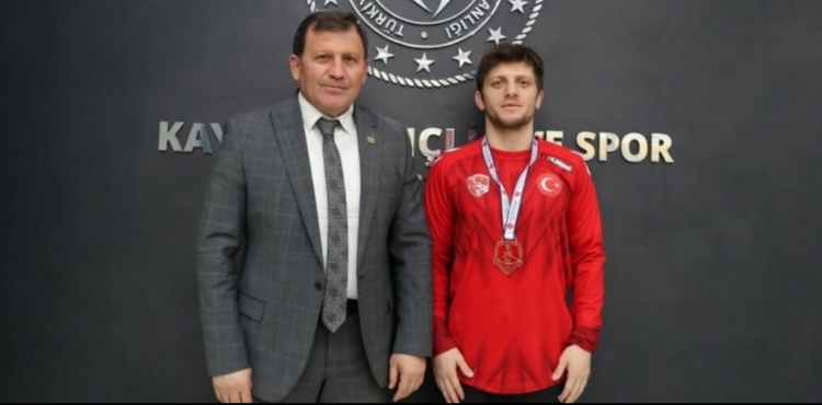 G�re�te 3'�nc� olan sporcudan �l M�d�r� Kabakc�'ya ziyaret 