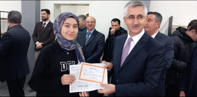 Milli E�itim Bakan Yard�mc�s� Y�lmaz, Develi'de karne da��tt� 