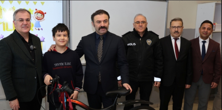 BA�KAN �ZDO�AN, ��RENC�LER�N KARNE HEYECANINA ORTAK OLDU