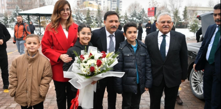 VAL� ���EK VE BA�KAN B�Y�KKILI�, ��RENC�LER�N KARNE HEYECANINA ORTAK OLDU