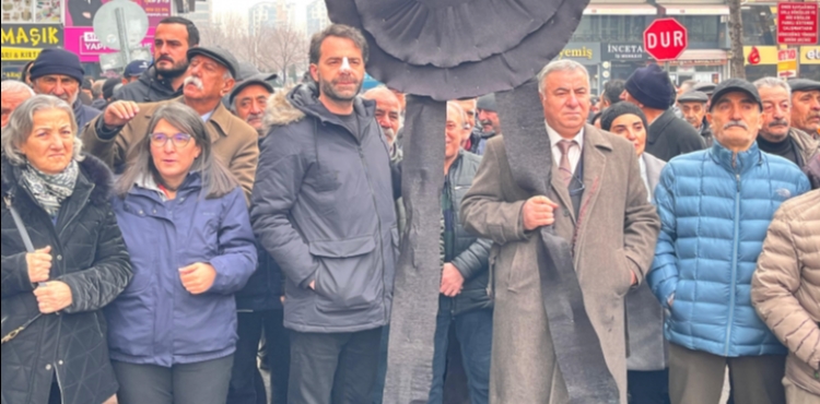 Hac�bekta� K�lt�r Derne�i Kayseri �ubesi, CHP �l binas� �n�ne siyah �elenk b�rakt� 