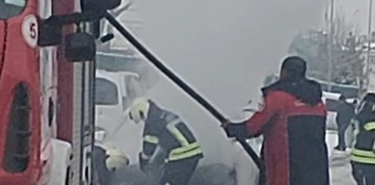 Seyir halinde alev alan otomobil, kullan�lamaz hale geldi