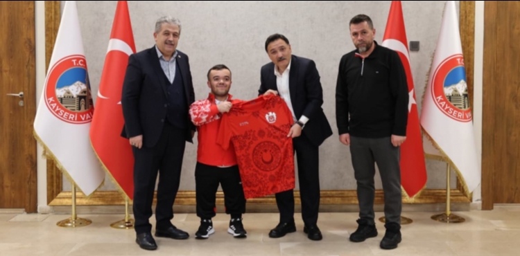 �ampiyon halterciden Vali �i�ek�e ziyaret