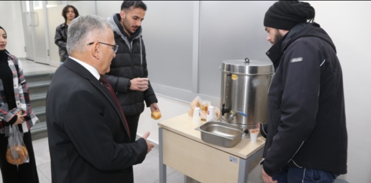 K�ltepe�de bulunan 4 bin y�ll�k tabletlerin replikalar�n� �ivi yaz�s�yla kile i�liyor