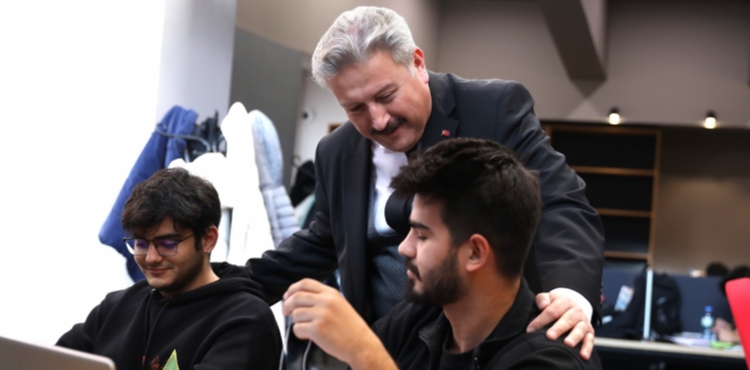 YARIYIL TAT�L�NDE GEN�LER�N VAZGE��LMEZ� AKIL K�P� K�T�PHANELER� DOLUP TA�IYOR