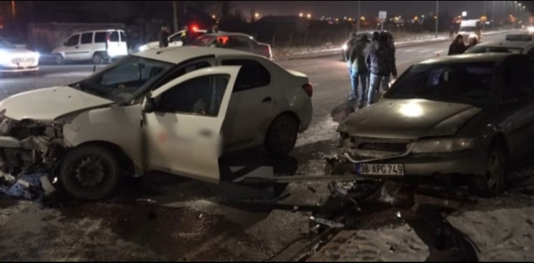 �ki otomobilin �arp��t��� kaza hasara yol a�t� 