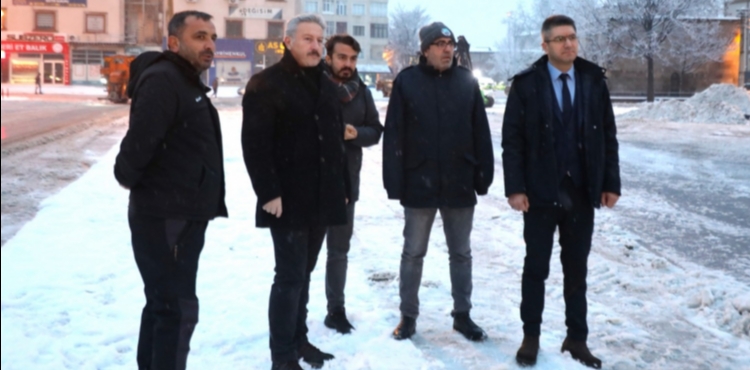 BA�KAN PALANCIO�LU, TAM KOORD�NASYON HAL�NDE EK�PLERLE SAHADA