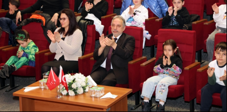 �OCUKLAR BA�KAN AMCA'NIN KARNE HED�YES� �LE E�LEND�LER