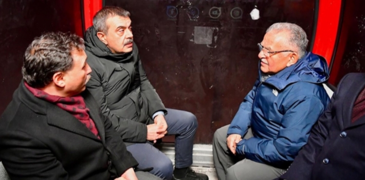 BA�KAN B�Y�KKILI�, BAKAN TEK�N�� ERC�YES�TE A�IRLADI, GECE KAYA�I YAPAN KAYAKSEVERLERLE BULU�TU