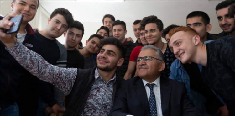 BA�KAN B�Y�KKILI�: �MAKARR-I ULEMA KAYSER�, B�L�M VE E��T�MDE G��LEN�YOR�