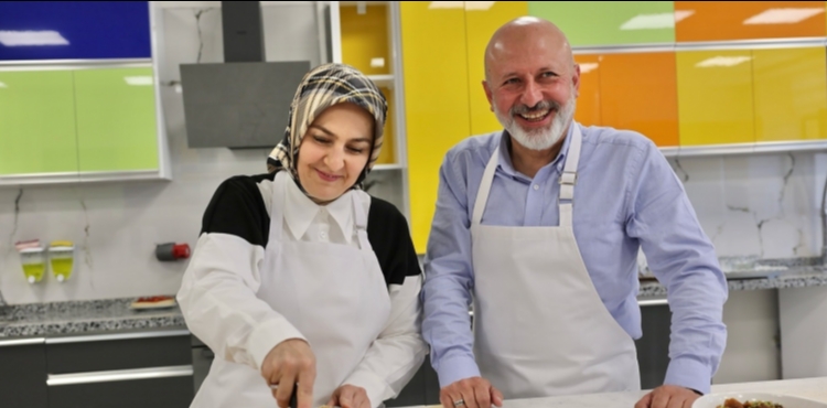 �HANIM KARDE�LER�M�Z KOCAS�NAN AKADEMݒDE �RET�YOR, KAZANIYOR