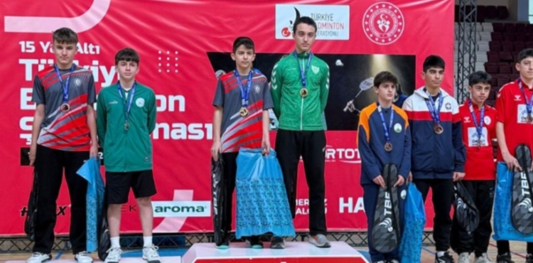 Badminton T�rkiye �ampiyonas��na kat�lan 3 sporcudan �nemli ba�ar�