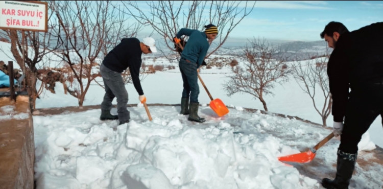 �ncesu�da yo�un kar ya����yla 500 y�ll�k gelenek s�rd�r�l�yor