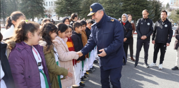 Kayseri ERVA Spor Okullar�ndan �l Jandarma Komutanl����na yar�y�l ziyareti