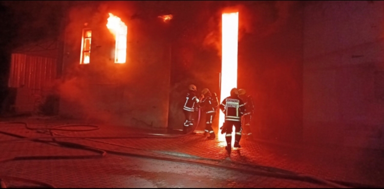 Kayseri'de mobilya fabrikas�nda yang�n