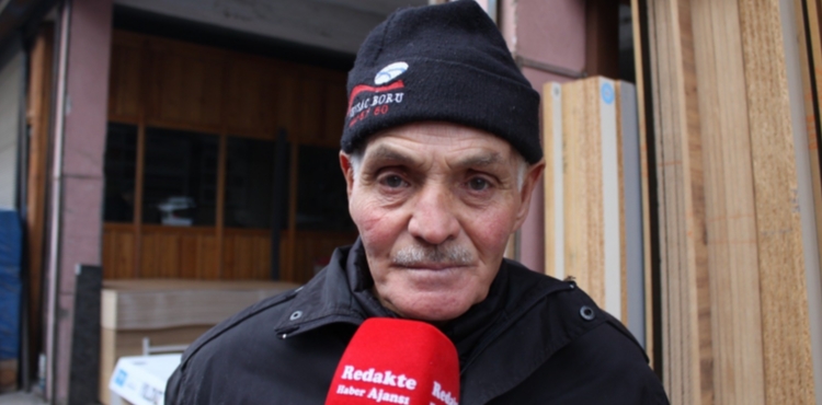 72 ya��ndaki 3 �ocuk babas�, ge�imini 4 tekerlekli el arabas� ile sa�l�yor