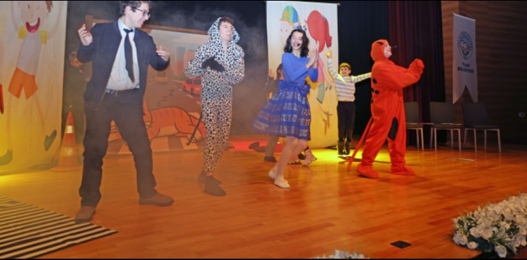 BA�KAN AMCA'NIN �OCUKLARA HED�YES� DEVAM ED�YOR