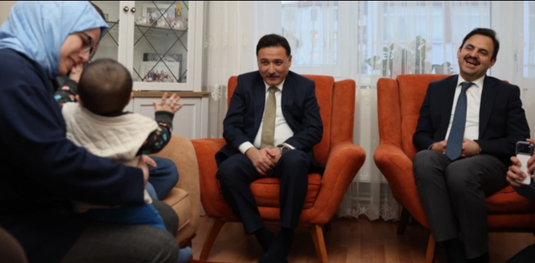 Vali �i�ek, vatanda��n �ay davetiyle evine misafir oldu