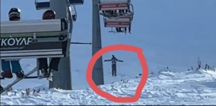 Erciyes�te telesiyejden d��en snowboard�n� almak i�in atlad�; o anlar kamerada