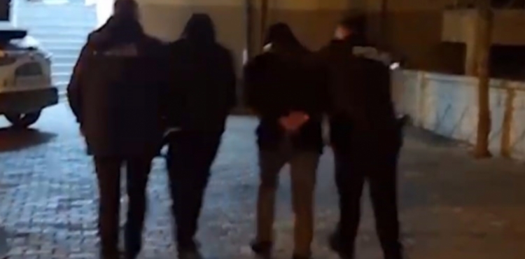 Otomobil lasti�ini kesip, i�yeri cam�n� k�ran 2 ��pheli yakaland�