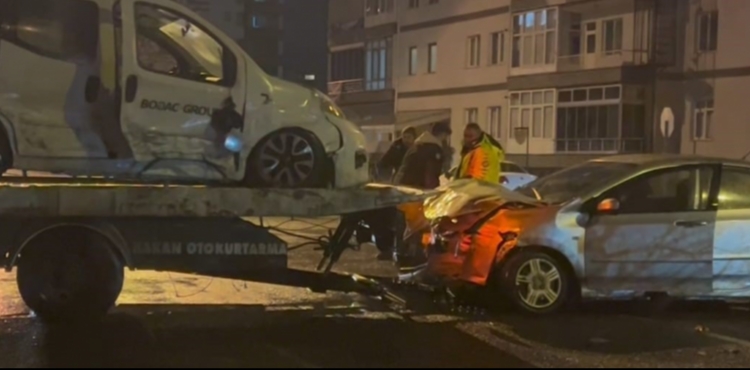 Kayseri'de hafif ticari ara� ile otomobil �arp��t�: 4 yaral�