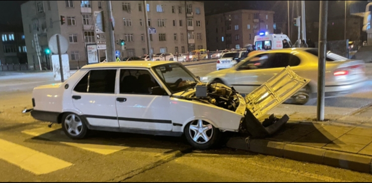 �ki otomobilin �arp��t��� kaza hasara neden oldu