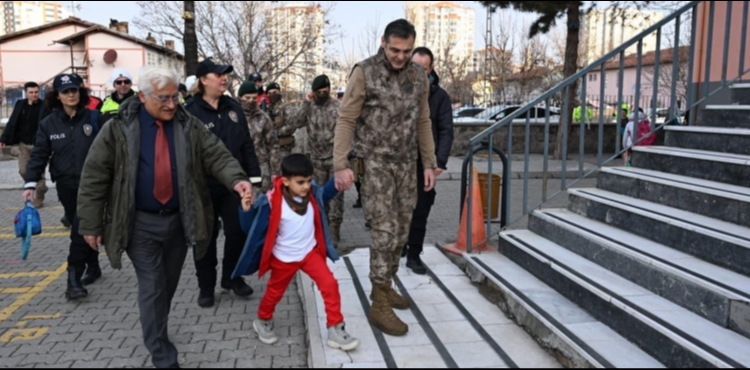 Emniyet M�d�r� Ayd�n, �ehit polis Birol�un o�lunu ��renim g�rd��� okula b�rakt�