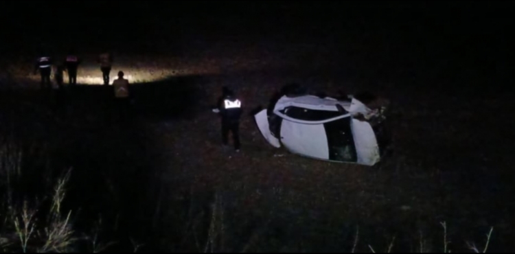 Otomobil �arampole yuvarland�: 1 �l�, 4 yaral�