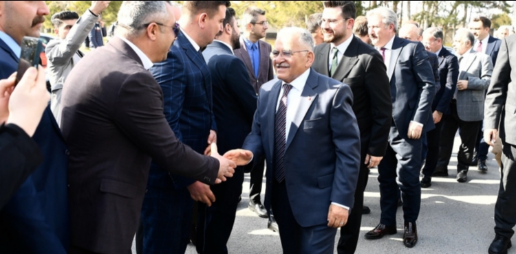 BA�KAN B�Y�KKILI�, TOPLU �� S�ZLE�ME T�RENݒNDE, PERSONEL�N SEV�NC�NE ORTAK OLDU