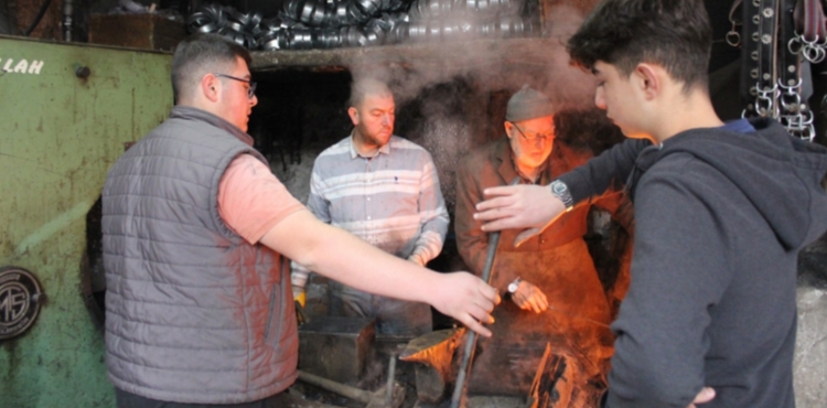 �� ku�ak ayn� d�kkanda demir d�v�yor