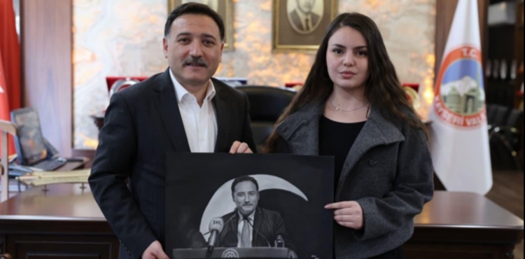 Gen� ressamdan Vali �i�ek�e portre
