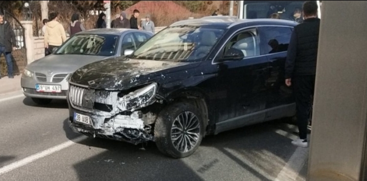 Otomobil yayalara �arpt�: 3 yaral�