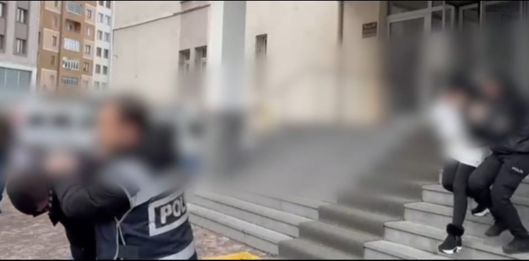 �� insan�na �antaj yapan 3 ��pheli tutukland�